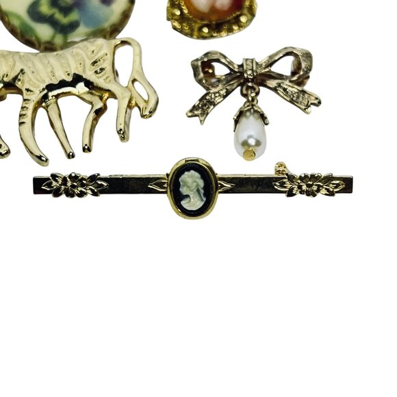 Lot of 8 Vintage Gold Tone Brooches (5565) - Picture 8 of 9